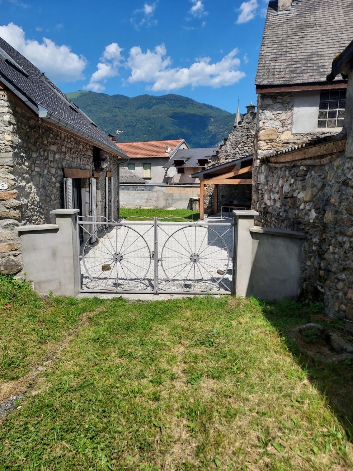 Maison De Village Au Pied Des Pyrenees Marignac  Exteriör bild